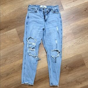 Hollister High Rise Curvy Mom Jeans. Size 26